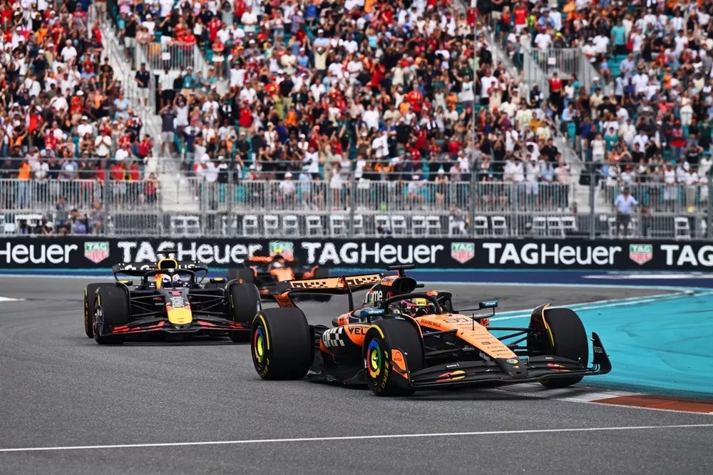 Oscar Piastri, McLaren, Max Verstappen, Red Bull Racing