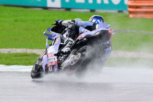Alex Márquez sufure "un tirón cervical" tras caerse en la FP1 de Malasia