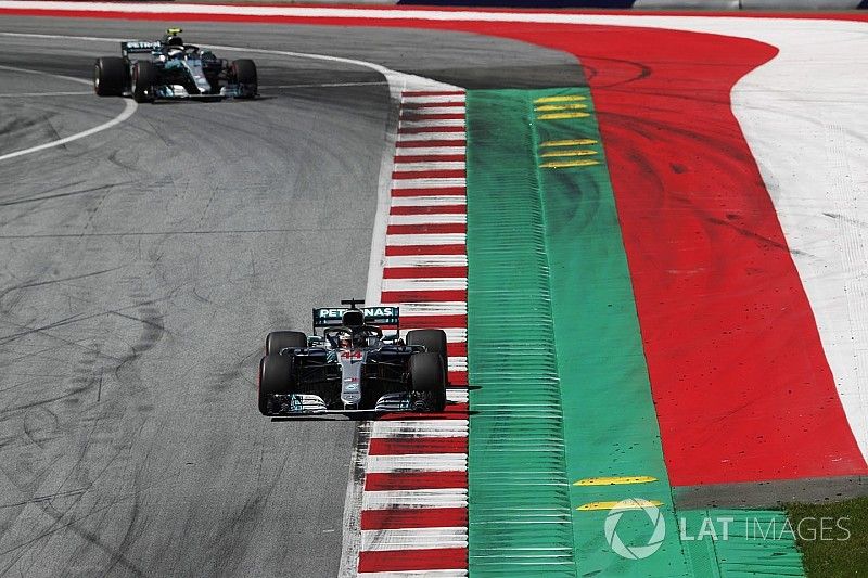 Lewis Hamilton, Mercedes AMG F1 W09, lidera a  Valtteri Bottas, Mercedes AMG F1 W09