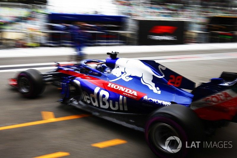 Brendon Hartley, Toro Rosso STR13 Honda, in de garage