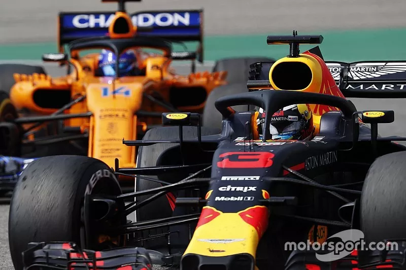 Daniel Ricciardo, Red Bull Racing RB14, devant Fernando Alonso, McLaren MCL33