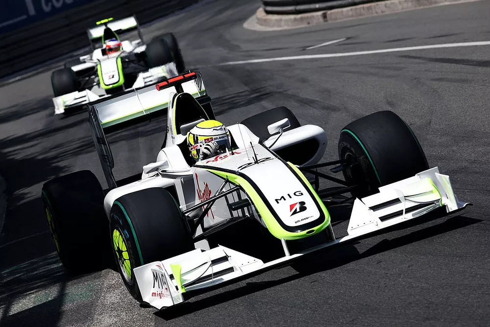 Jenson Button, Brawn Grand Prix BGP 001, devant Rubens Barrichello, Brawn Grand Prix BGP 001