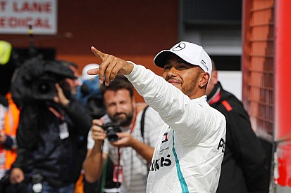 Hamilton pakt pole in chaotische kwalificatie, Verstappen zevende