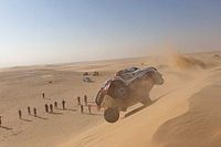 Vídeo: Alonso y Coma vuelcan en la etapa 10 del Dakar