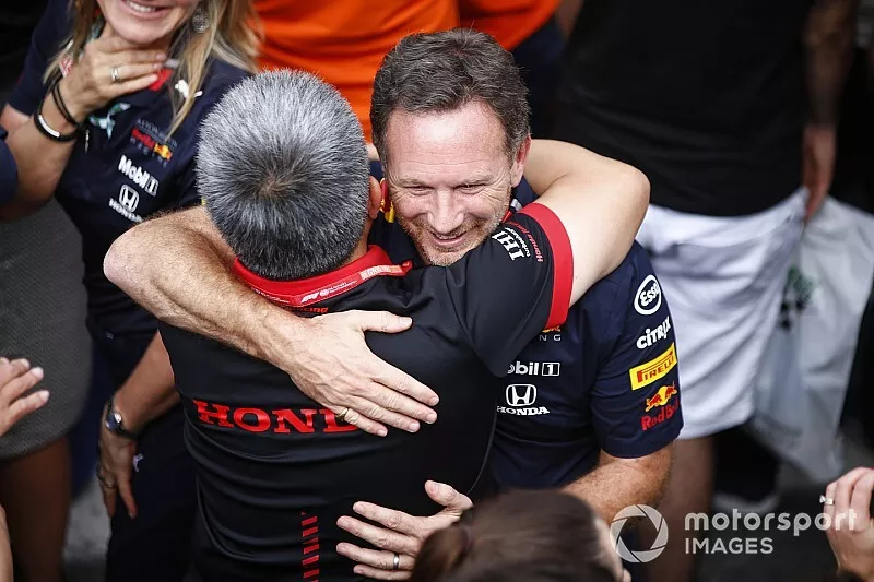 Masashi Yamamoto, Director General de Honda Motorsport, y Christian Horner, Director del equipo Red Bull Racing, celebran en Parc Ferme
