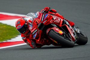 Marc Márquez suma otra victoria en Assen con caída y lesión de Alex