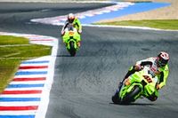 Ekipa Rossiego z fabryczną maszyną