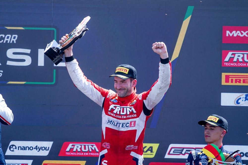 Vitor Genz no pódio de Tarumã