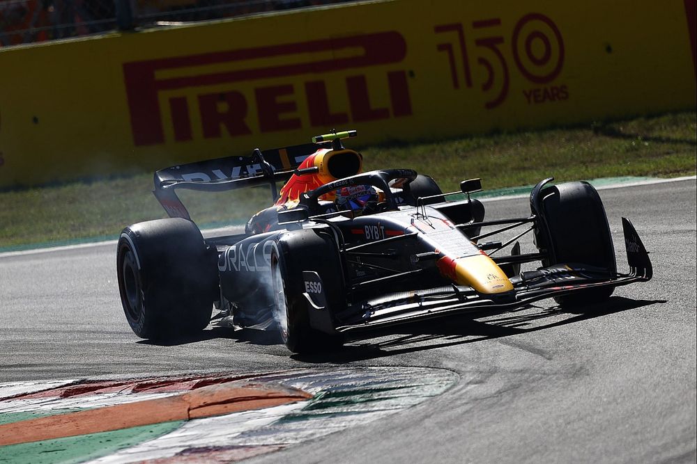 Sergio P&eacute;rez, Red Bull Racing RB18 con humo de frenos