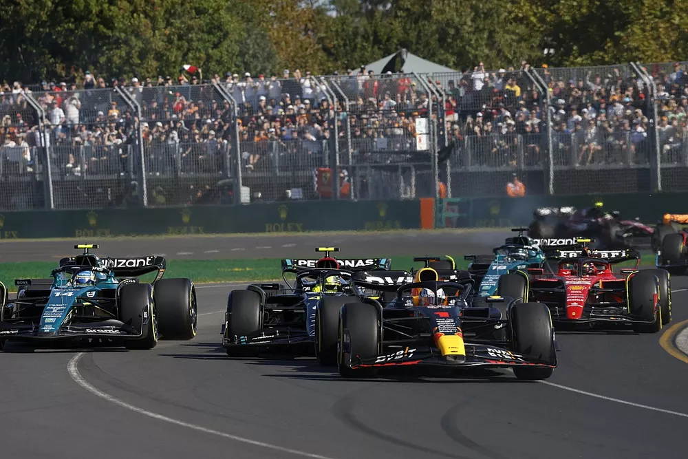 Max Verstappen, Red Bull Racing RB19, Lewis Hamilton, Mercedes F1 W14, Fernando Alonso, Aston Martin AMR23, Carlos Sainz, Ferrari SF-23, et le reste du peloton au d&eacute;part