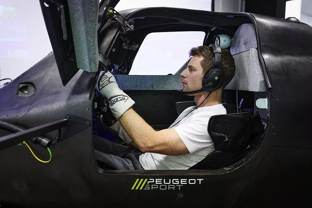 Anthony Davidson dans le simulateur Peugeot