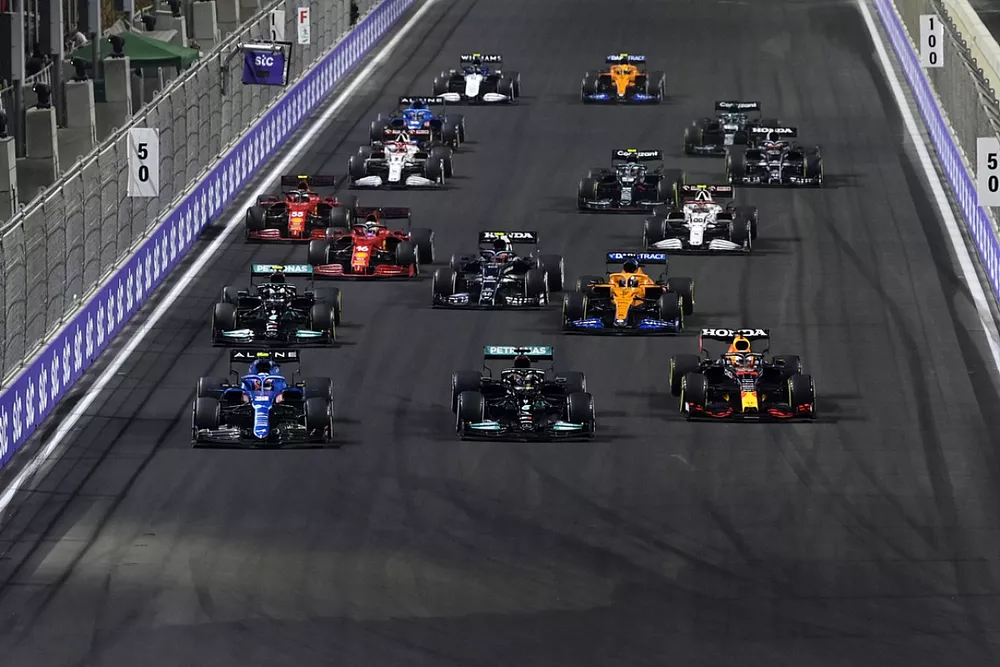 Esteban Ocon, Alpine A521, Lewis Hamilton, Mercedes W12, Max Verstappen, Red Bull Racing RB16B, and the rest of the field for the restart