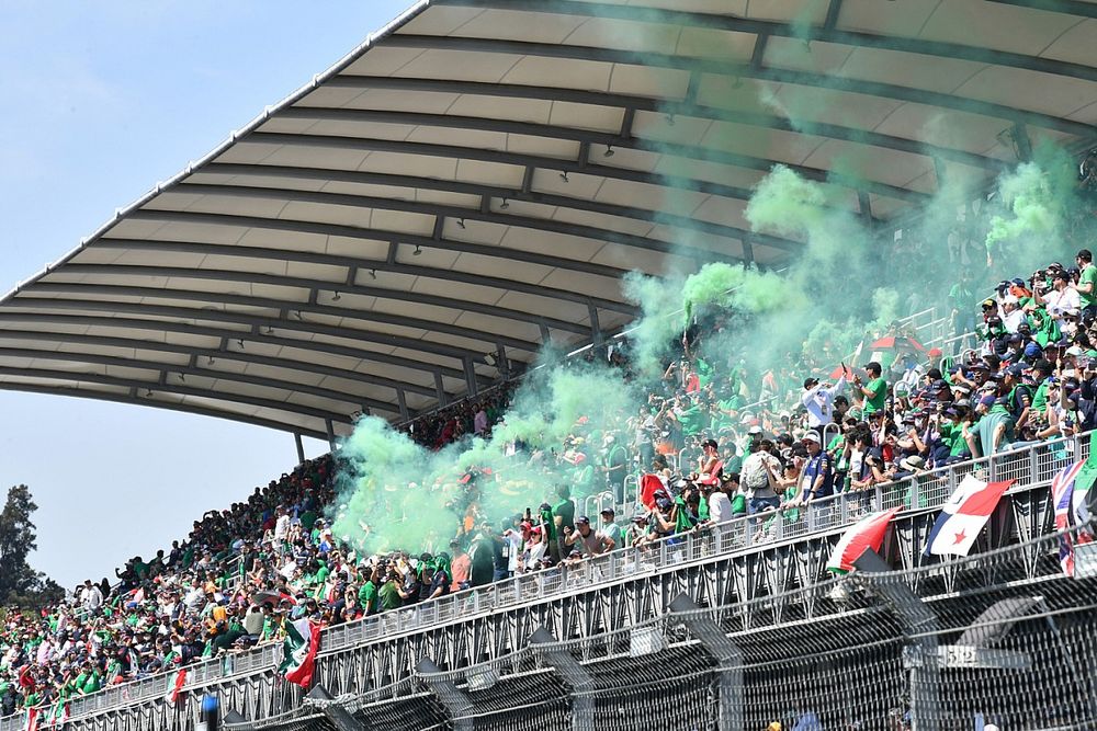 Los aficionados llenan de humo verde una grada