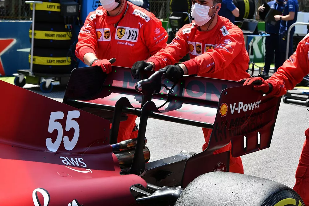 Mecánicos en la parrilla con el coche de Carlos Sainz Jr., Ferrari SF21