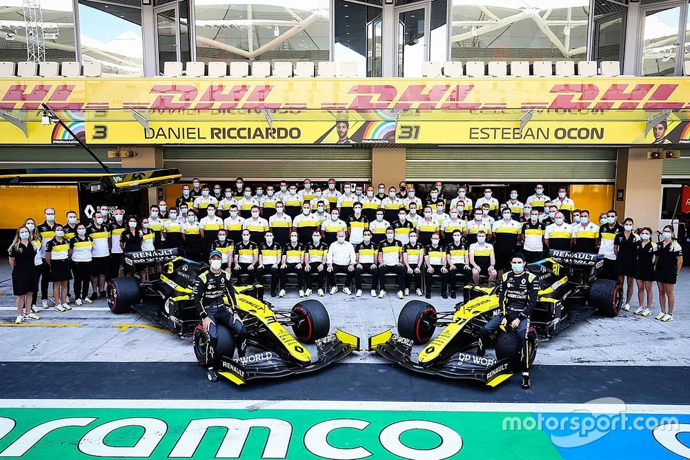 L'&eacute;quipe Renault, Daniel Ricciardo et Esteban Ocon posent pour une photo de groupe