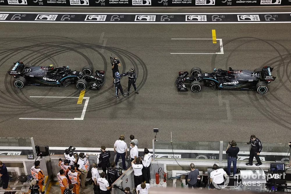 Lewis Hamilton, Mercedes-AMG F1, 3&ordf; posici&oacute;n, y Valtteri Bottas, Mercedes-AMG F1, 2&ordf; posici&oacute;n, celebran en la parrilla despu&eacute;s de hacer donuts de celebraci&oacute;n