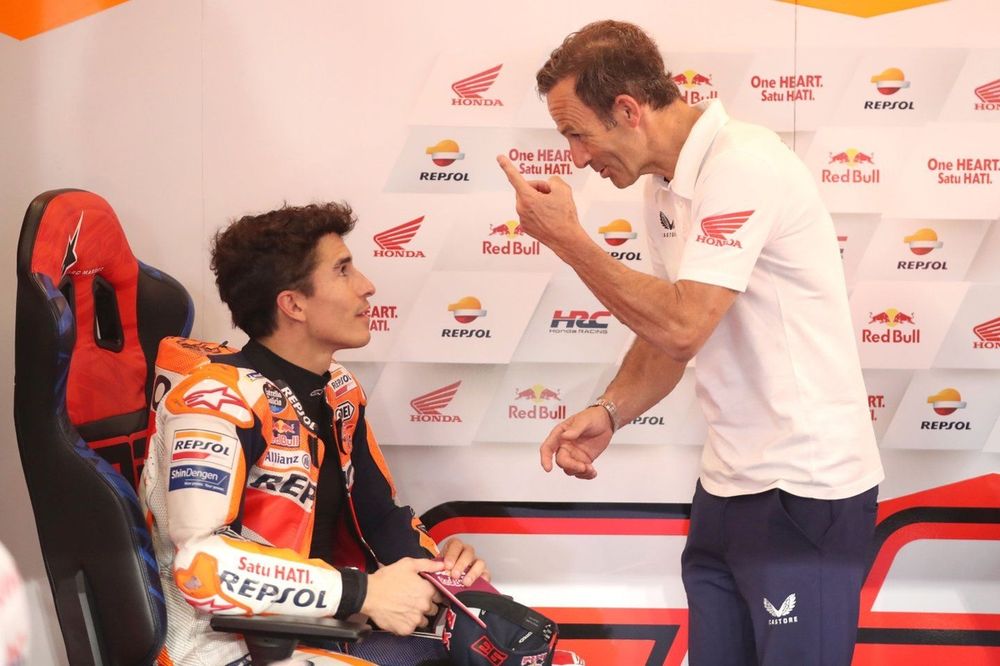 Marc Márquez y Alberto Puig, director del Repsol Honda