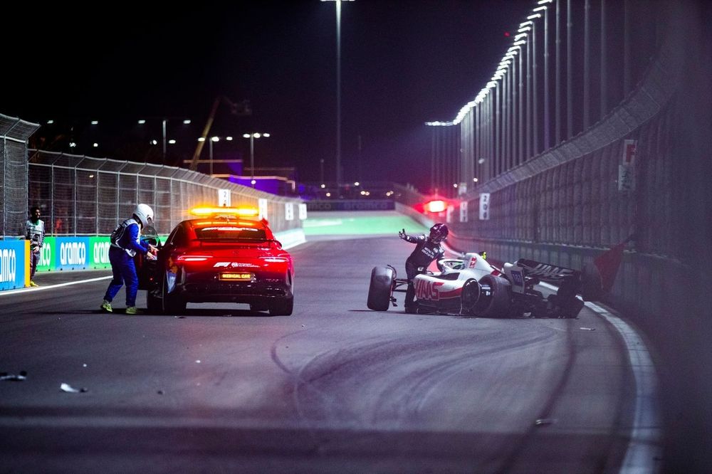 El equipo médico asiste al accidente de Mick Schumacher, Haas VF-22, en la Q2