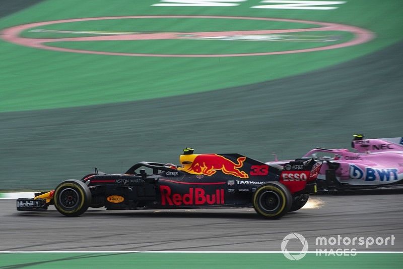 El l&iacute;der de la carrera Max Verstappen, Red Bull Racing RB14 choca con Esteban Ocon, Racing Point Force India VJM11 