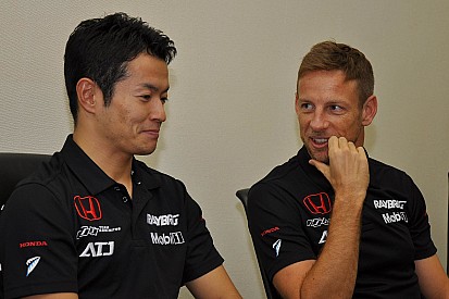 Button diz que companheiro japonês merece chance de correr na F1