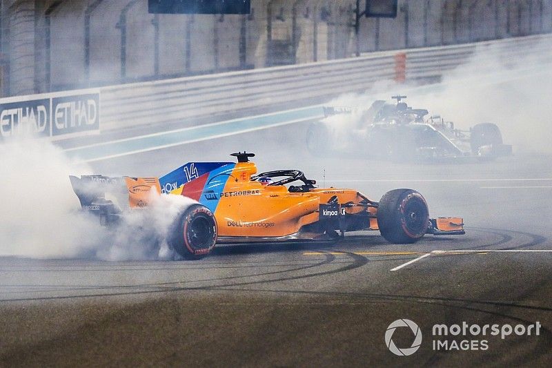 Fernando Alonso, McLaren MCL33, t Lewis Hamilton, Mercedes AMG F1 W09 EQ Power+, haciendo donas al final de la carrera