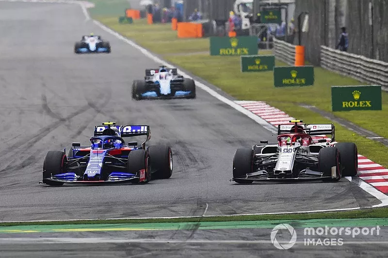 Alexander Albon, Toro Rosso STR14, battles with Antonio Giovinazzi, Alfa Romeo Racing C38, ahead of George Russell, Williams Racing FW42, and Kimi Raikkonen, Alfa Romeo Racing C38