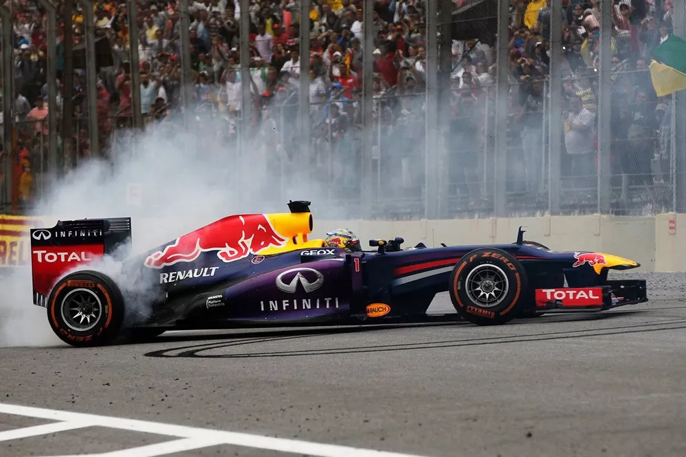 Sebastian Vettel, el Red Bull RB9 Renault celebra la victoria con donuts