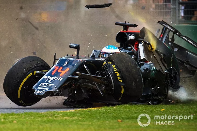 Fernando Alonso, McLaren MP4-31, crash