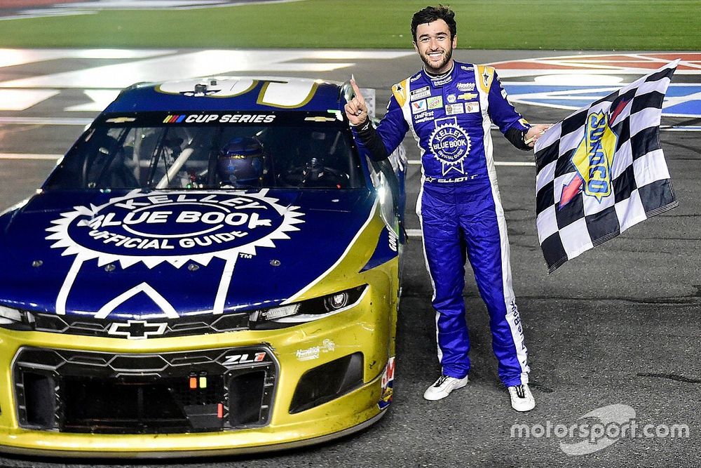 Race winner Chase Elliott, Hendrick Motorsports Chevrolet Kelley Blue Book 