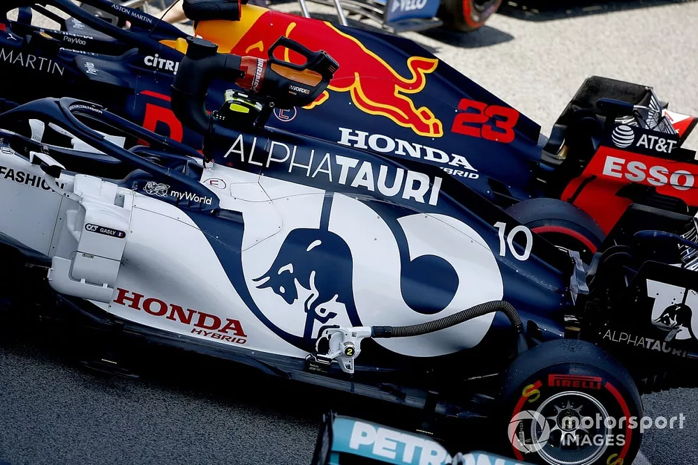De auto's van Pierre Gasly, AlphaTauri AT01, en Alex Albon, Red Bull Racing RB16