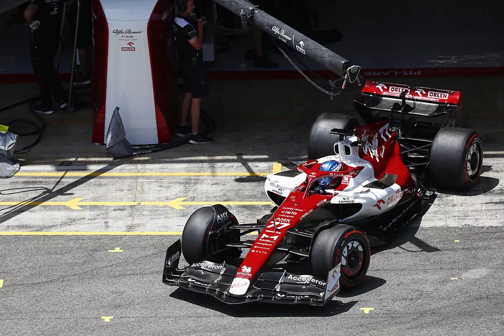Valtteri Bottas, Alfa Romeo C42, sort de son garage 