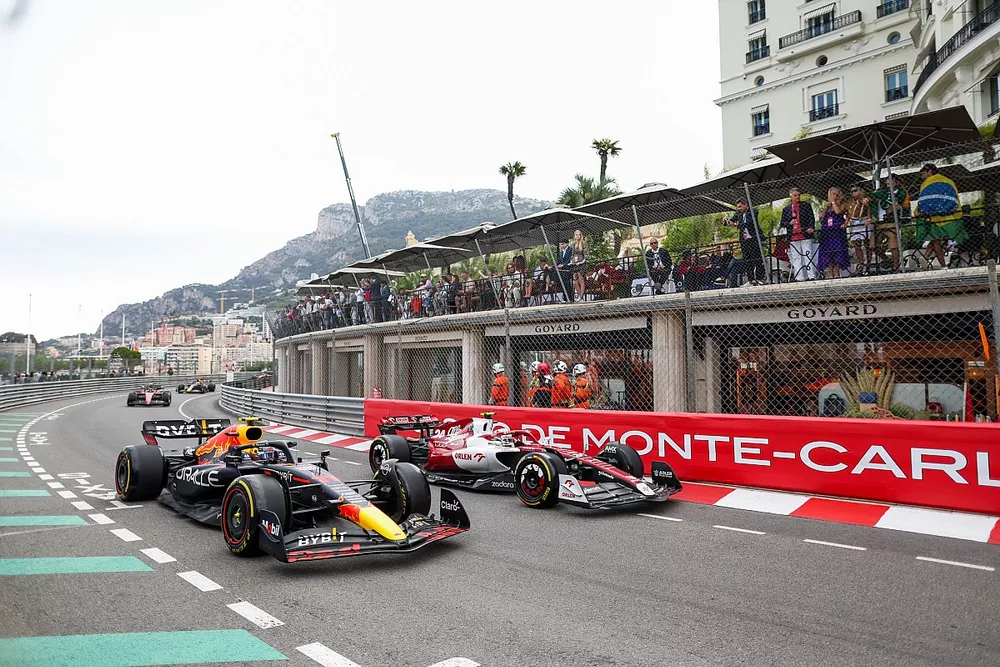 Sergio P&eacute;rez, Red Bull Racing RB18, Zhou Guanyu, Alfa Romeo C42