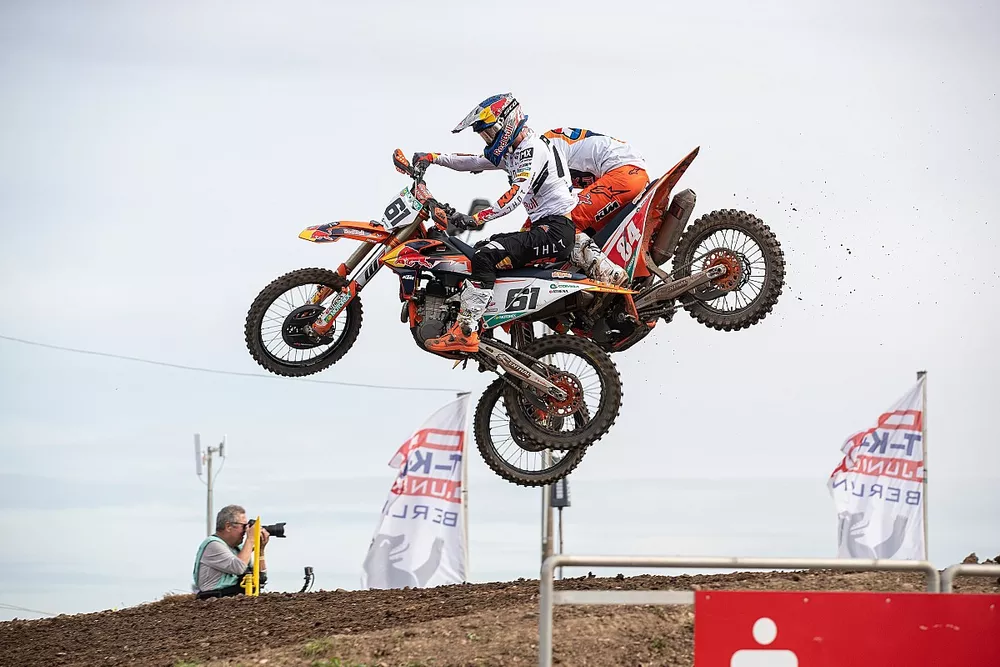Jeffrey Herlings en Jorge Prado crashen tijdens de MXGP van Duitsland