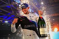 Dennis triumfuje w Londynie