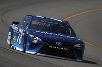Truex gana la primera etapa en Michigan 