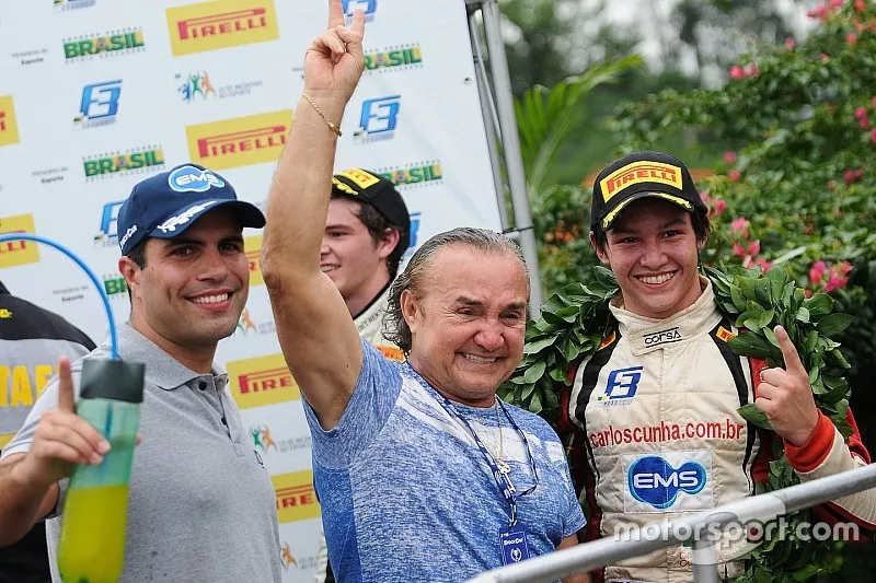 Carlos Cunha comemora com pai a vit&oacute;ria