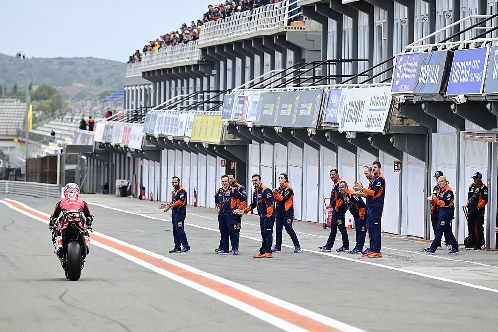 Pedro Acosta, Tech3 GASGAS, felicitado por el Red Bull KTM Ajo Team