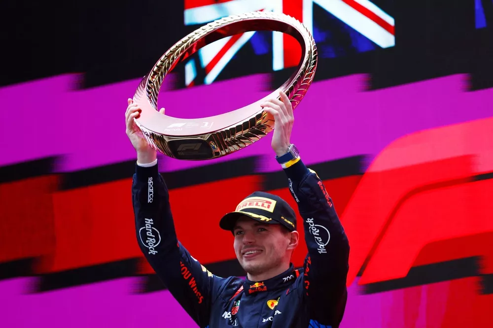 Max Verstappen, Red Bull Racing, 1e positie, tilt de trofee op om de zege te vieren 