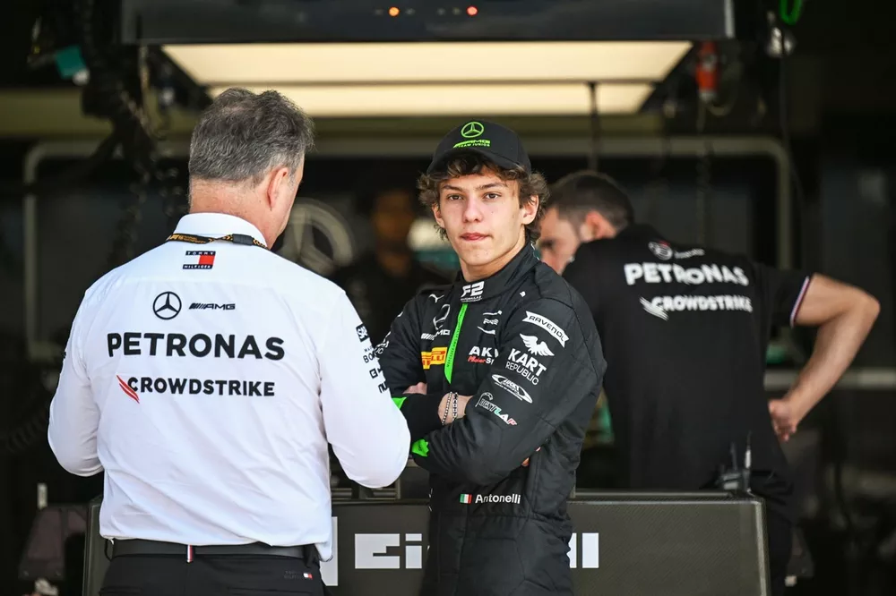 Andrea Kimi Antonelli, Prema Racing, avec un membre de l'&eacute;curie Mercedes