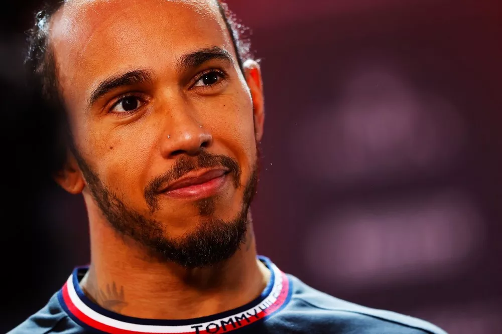 Lewis Hamilton, del equipo Mercedes-AMG F1, es entrevistado tras la clasificaci&oacute;n