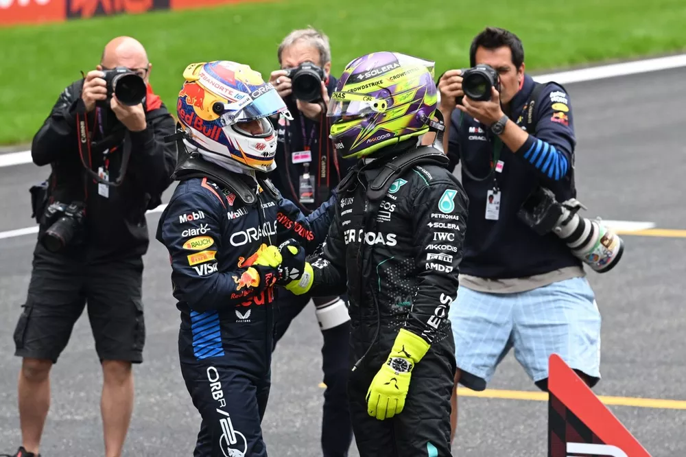 Tercero sprint Sergio P&eacute;rez, Red Bull Racing, segundo Lewis Hamilton, Mercedes-AMG F1 Team