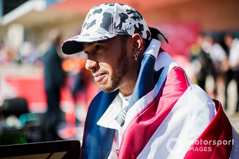 Lewis Hamilton, Mercedes AMG F1, 2&ordm; clasificado, celebra con bandera de la Uni&oacute;n en el Parc Ferme tras conseguir su sexto t&iacute;tulo mundial de pilotos