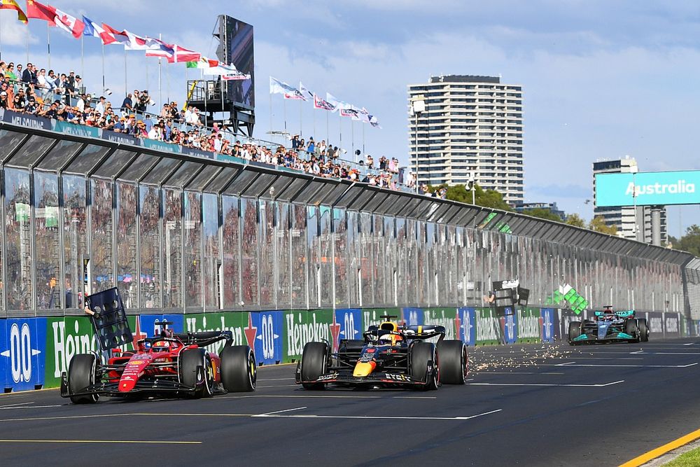 Charles Leclerc, Ferrari F1-75, lucha con Max Verstappen, Red Bull Racing RB18