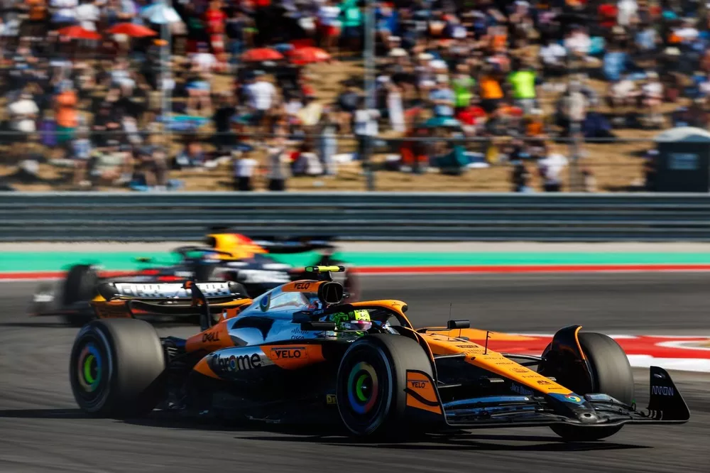Lando Norris, McLaren MCL38, Max Verstappen, Red Bull Racing RB20