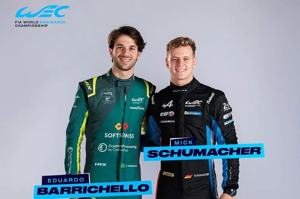 Dudu Barrichello e Mick Schumacher posam juntos em sess&atilde;o de fotos do WEC