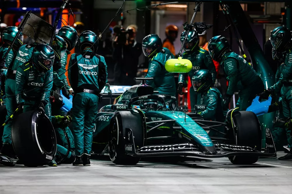 Lance Stroll, Aston Martin AMR24, faz um pit stop