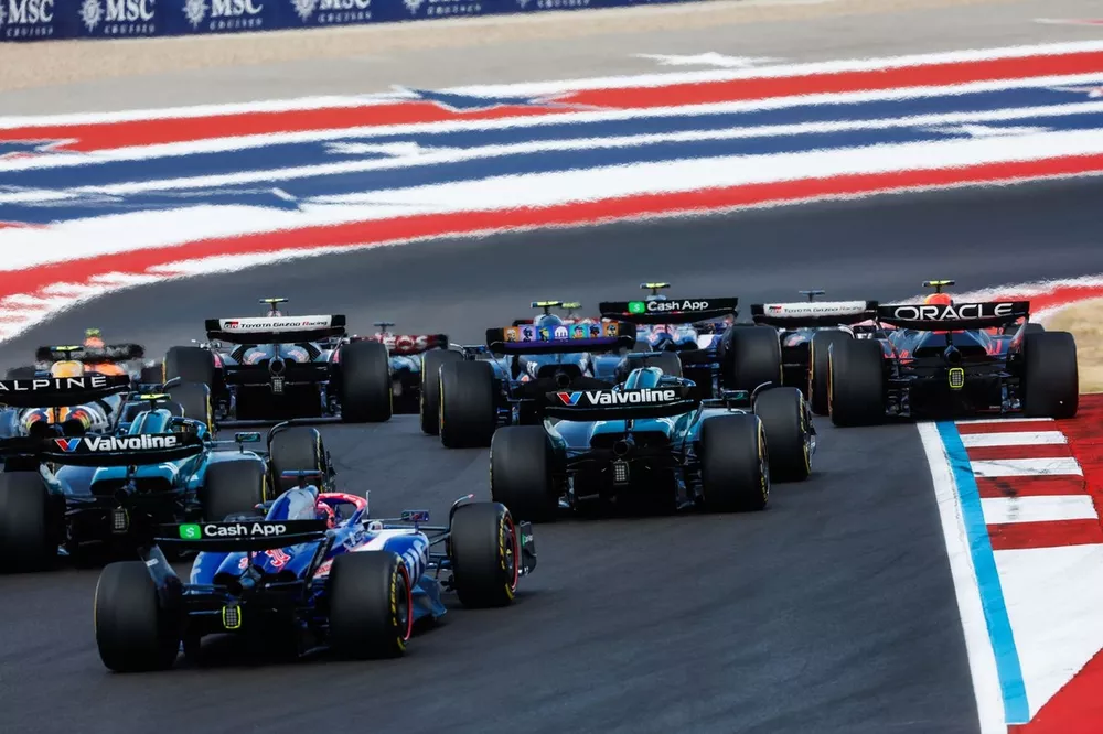 Nico Hulkenberg, Haas VF-24, Sergio Perez, Red Bull Racing RB20, Yuki Tsunoda, RB F1 Team VCARB 01, Franco Colapinto, Williams FW46, Pierre Gasly, Alpine A524, the remainder of the field at the start of the Sprint race