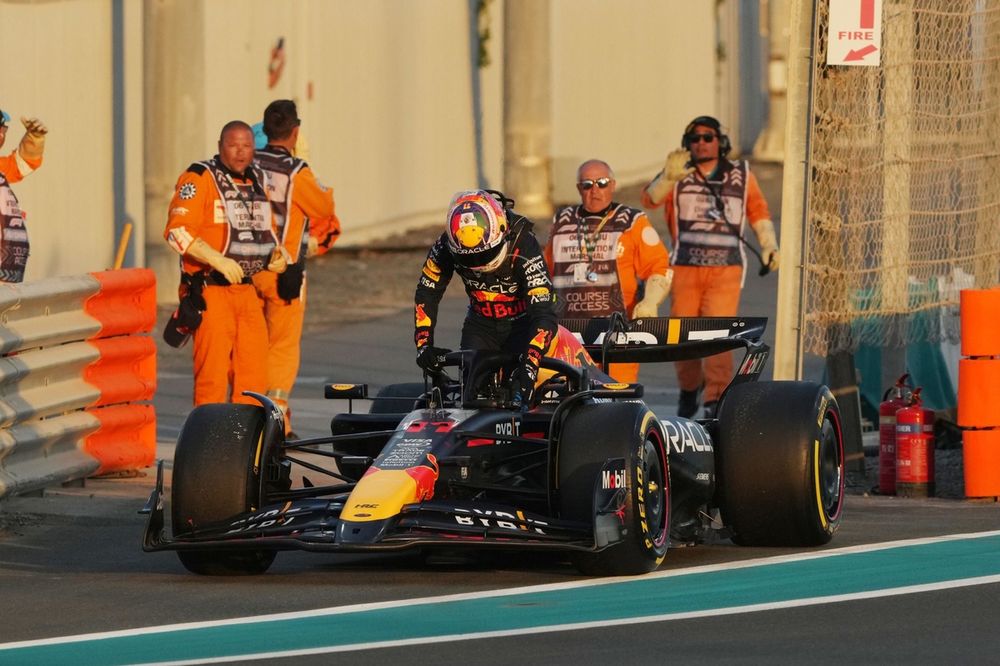 Sergio Perez, Red Bull Racing RB20, parks his car near marshals and retires from the race