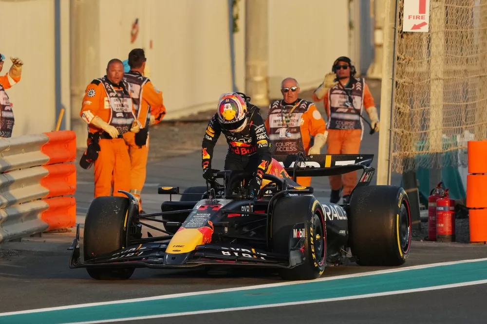 Sergio Perez, Red Bull Racing RB20, gare sa voiture pr&egrave;s des commissaires et se retire de la course.