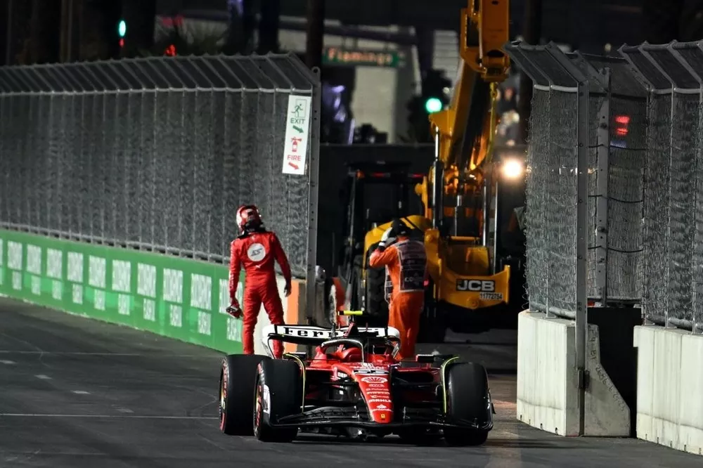 Carlos Sainz, Ferrari SF-23, para seu carro no circuito ap&oacute;s danos causados por uma tampa de bueiro